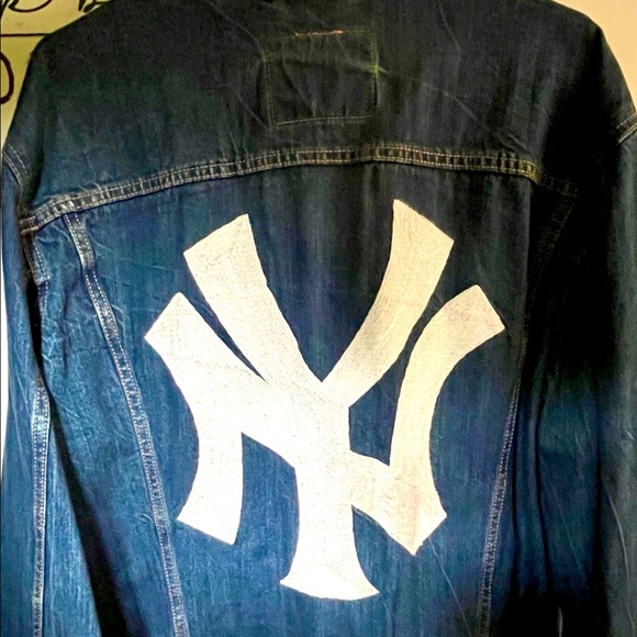🗽Levi’s Yankees⚾️ fits 1 size down XXL and XL Av. - Picture 1 of 3